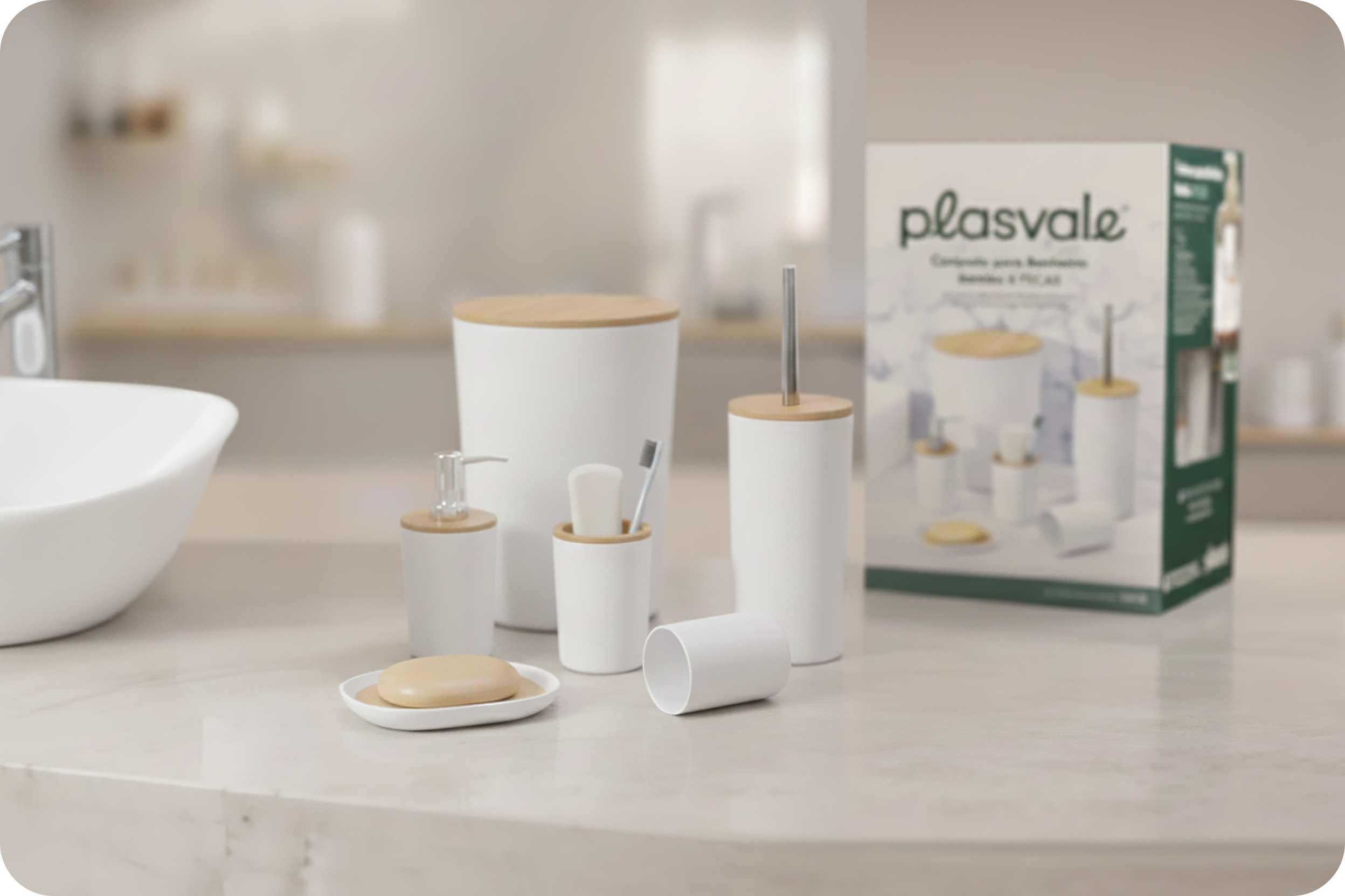 Conjunto de banheiro Plasvale ao lado da embalagem sobre a bancada | Plasvale bathroom set next to its packaging on the countertop