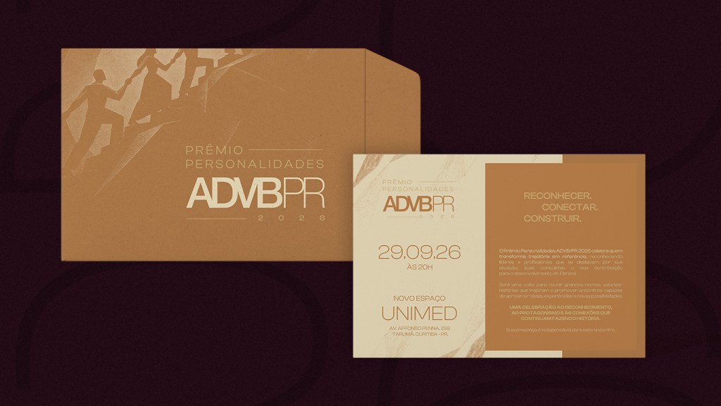 Mockup do convite impresso do Prêmio Personalidades ADVB/PR 2026 com envelope caramelo e cartão creme